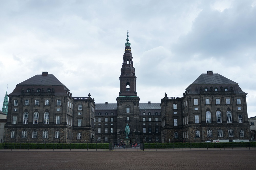 Aanzicht van Christiansborg Slot, ontvangstpaleis en parlementsgebouw, te Kopenhagen