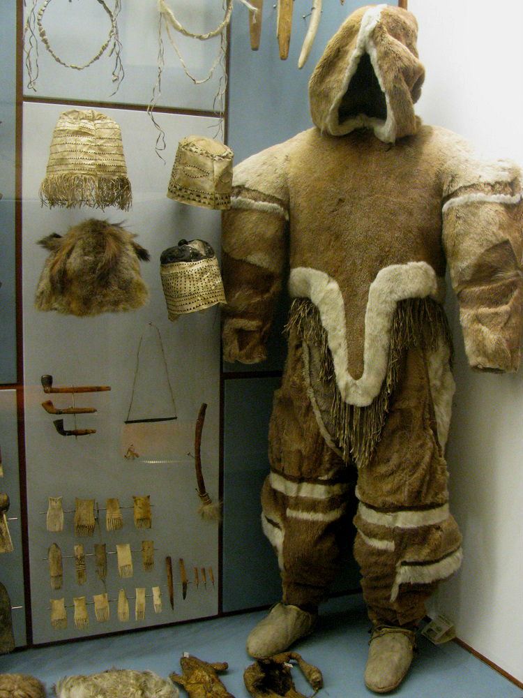 Tentoongestelde kleding uit de Groenland collectie in het National Museet te Kopenhagen