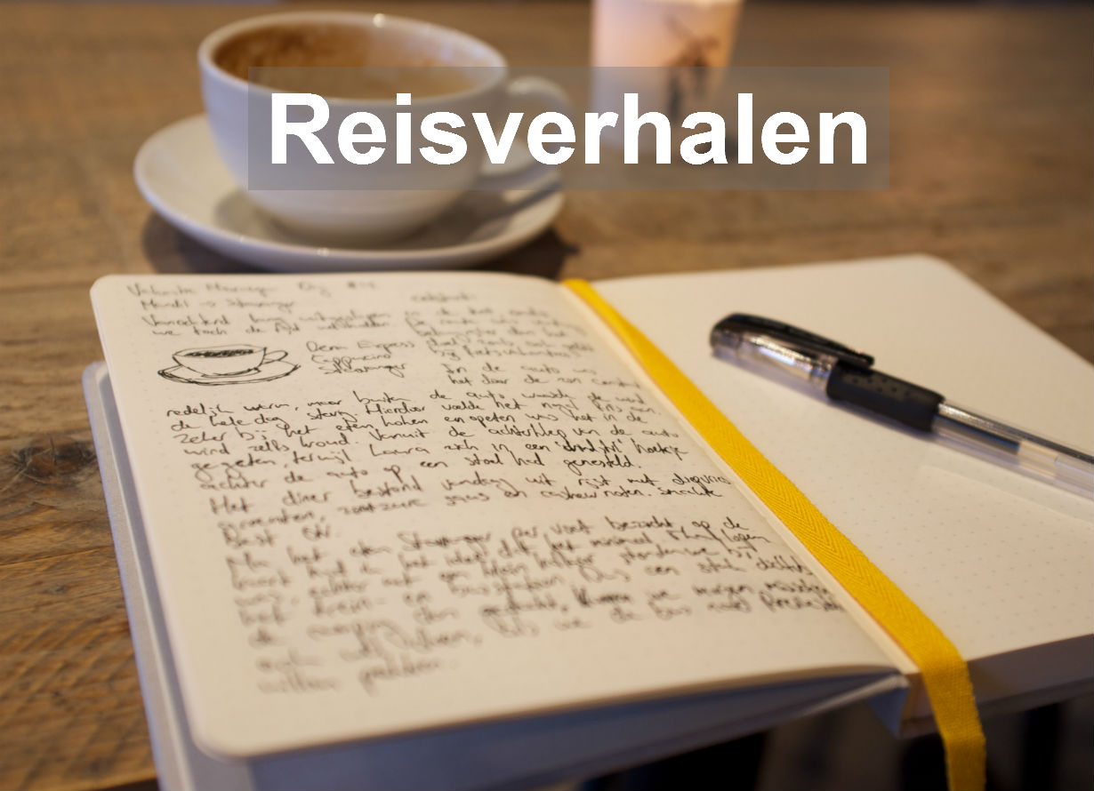 Afbeelding Reisverhalen. In een café met een kopje koffie reisverhalen schrijven in een notitieboek