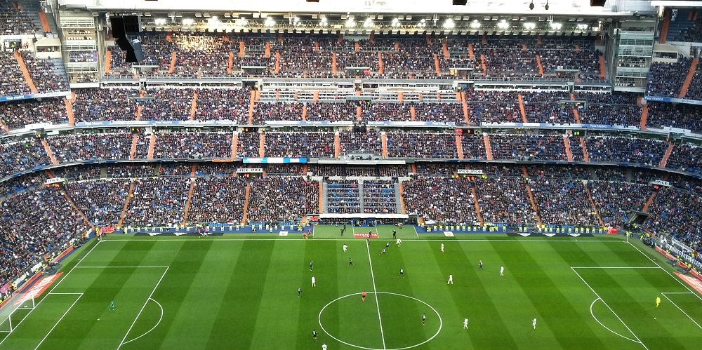 De grasmat van het voetbalstadion Santiago Bernabeu tijdens een wedstrijd Real Madrid - Malaga, te Madrid