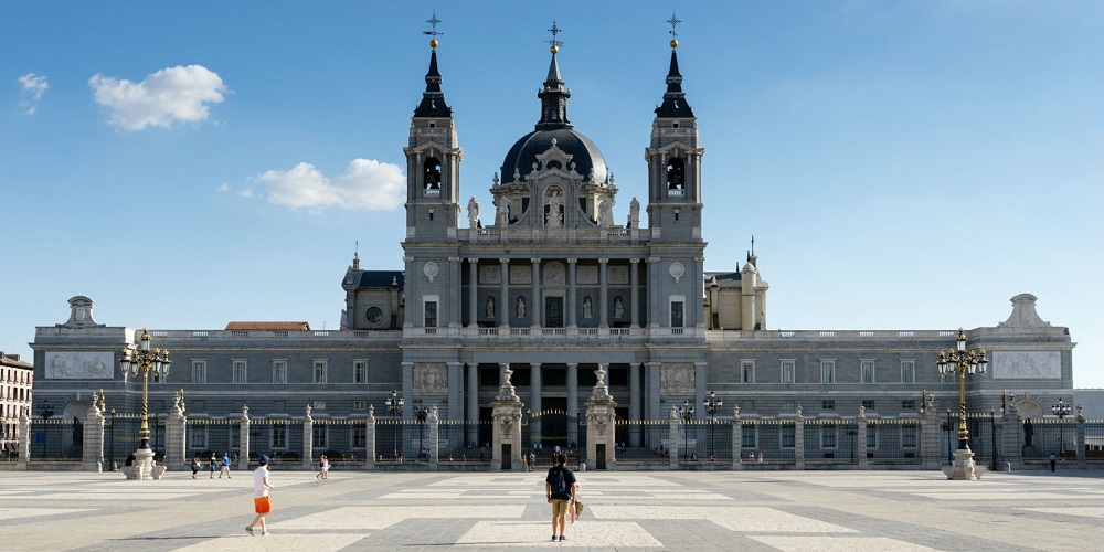 De facade van de Catedral de la Almudena, te Madrid