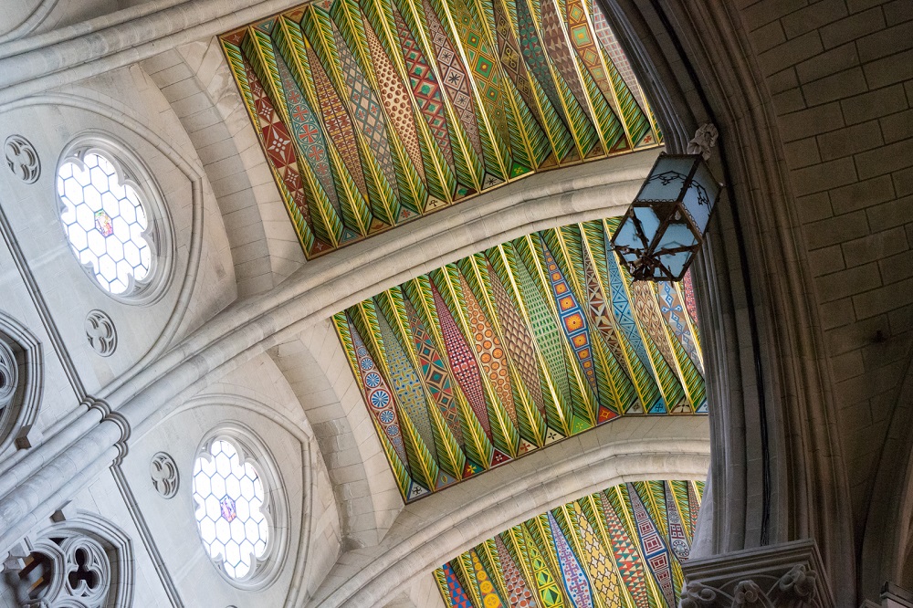 Het kleurrijke plafond van de Catedral de la Almudena, te Madrid