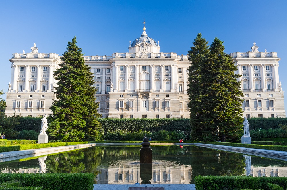 Vanuit de Sabatini tuinen uitzicht op een zijgevel van het Koninklijk Paleis (Palacio Real), te Madrid