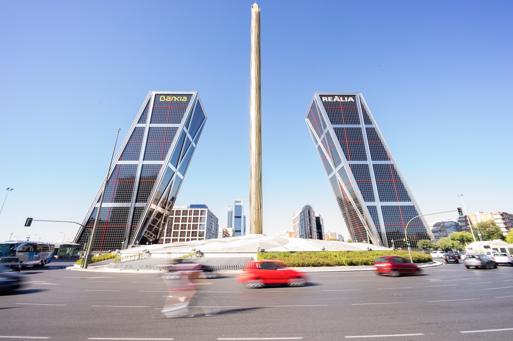 Het verkeer op Plaza de Castilla, met op de achtergrond de Puerta de Europa en de Cuatro Torres, te Madrid