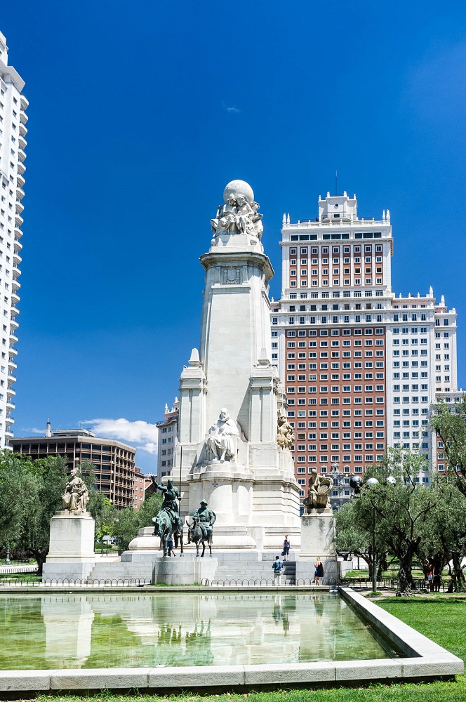 Het Plaza de España met het monument ter ere van Cervantes, het Edificio España en de Torre de Madrid, te Madrid