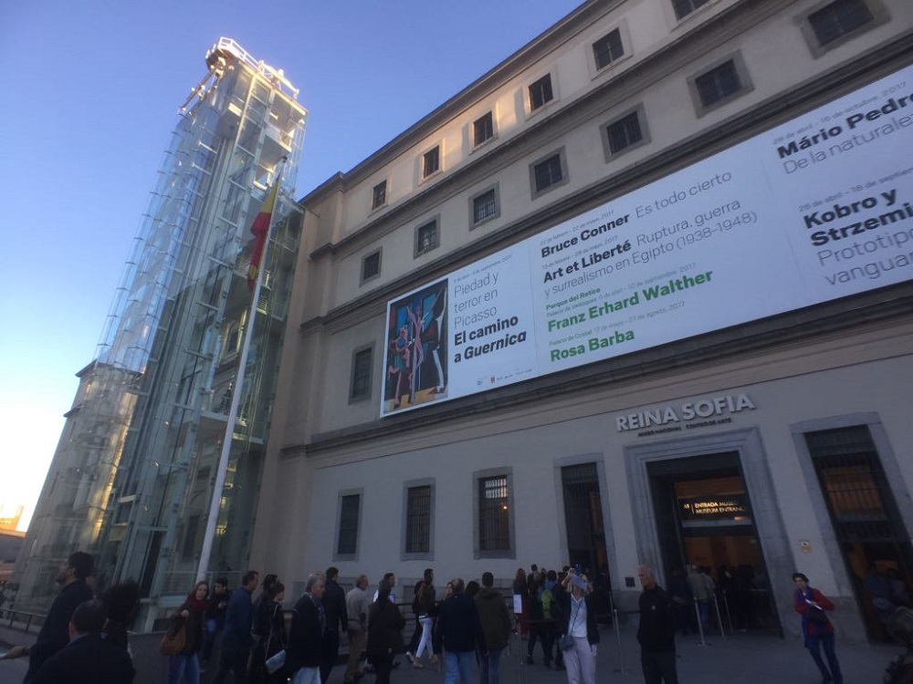 De facade en een glazen lift van het Reina Sofia museum, te Madrid