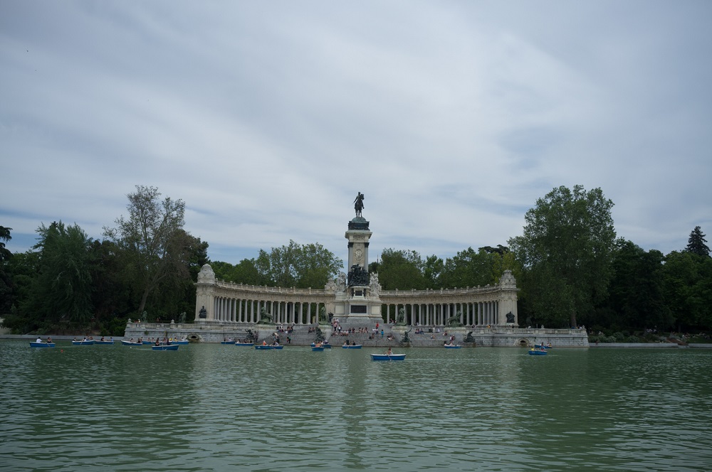 Het monument voor koning Alfonso XII, gezien over de Estanque in het Retiro park, te Madrid