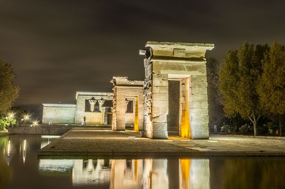 De Egyptische tempel uit Debod (Temple de Debod) bij nacht, te Madrid