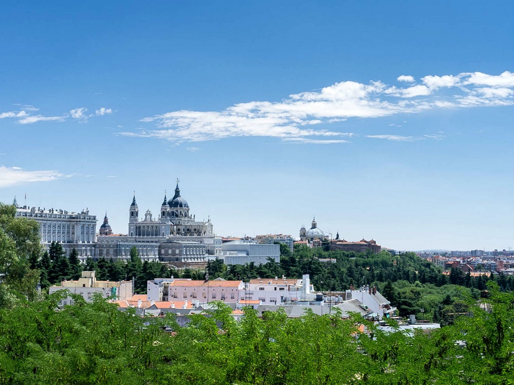 Uitzicht op Palacio Real en Catedral de la Almudena vanaf het park bij de Temple de Debod te Madrid