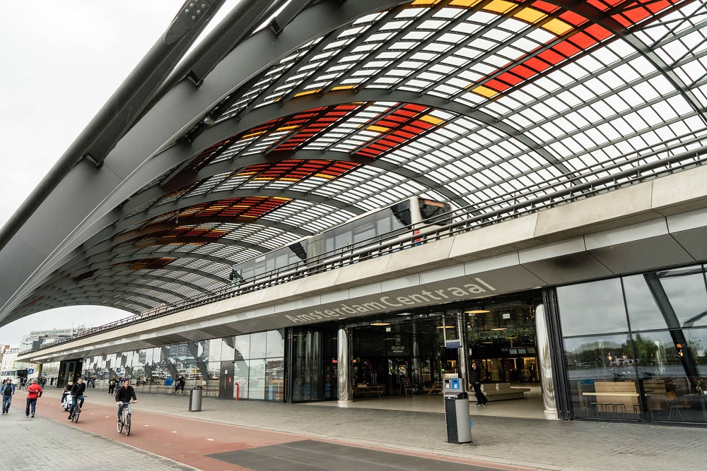 De achterzijde van het Centraal Station te Amsterdam