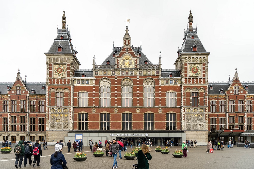 De voorgevel van het Centraal Station te Amsterdam