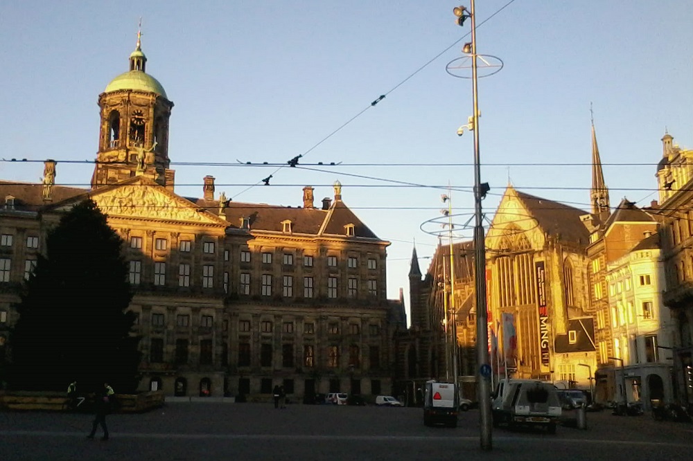 Het koninklijk Paleis en de Nieuwe Kerk op de Dam te Amsterdam