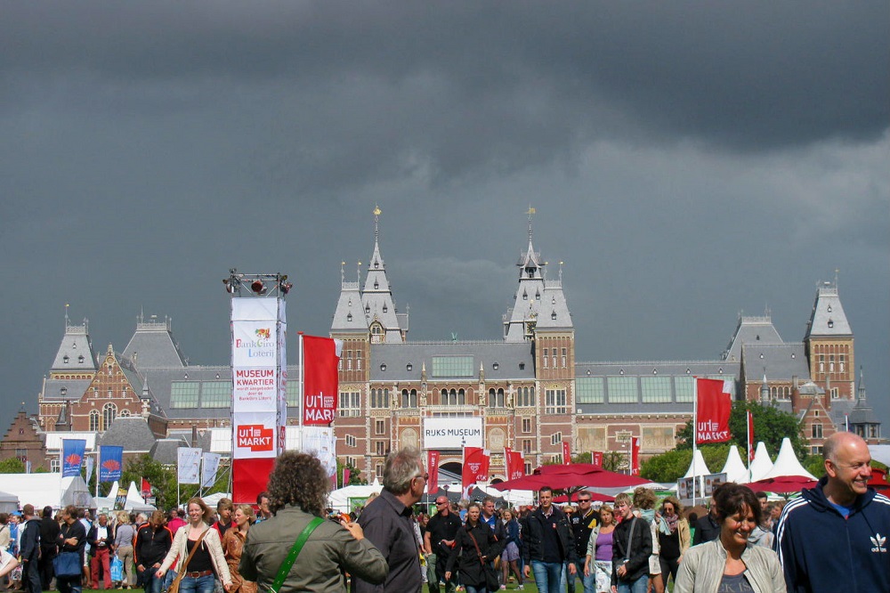 Het Rijksmuseum op het Museumplein te Amsterdam