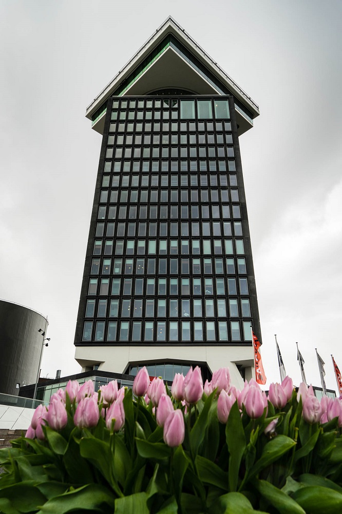 De A'DAM Toren met tulpen te Amsterdam