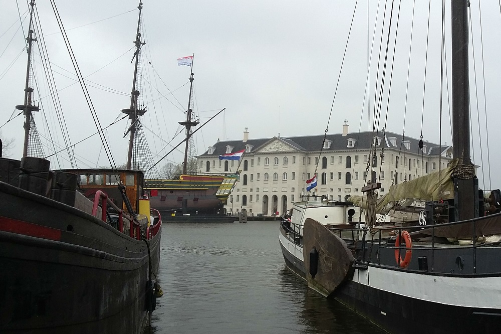 Het Scheepvaartmuseum en de replica van de Amsterdam met museumschepen te Amsterdam