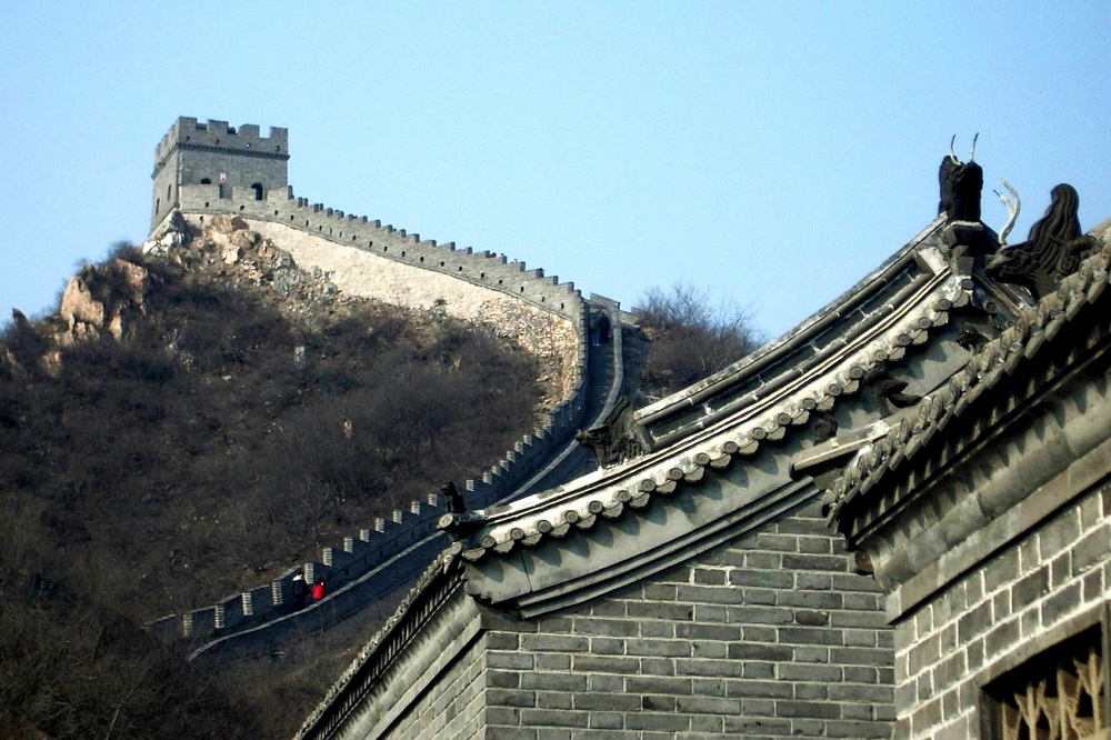 Een gedeelte van de Chinese Muur, waarover mensen wandelen