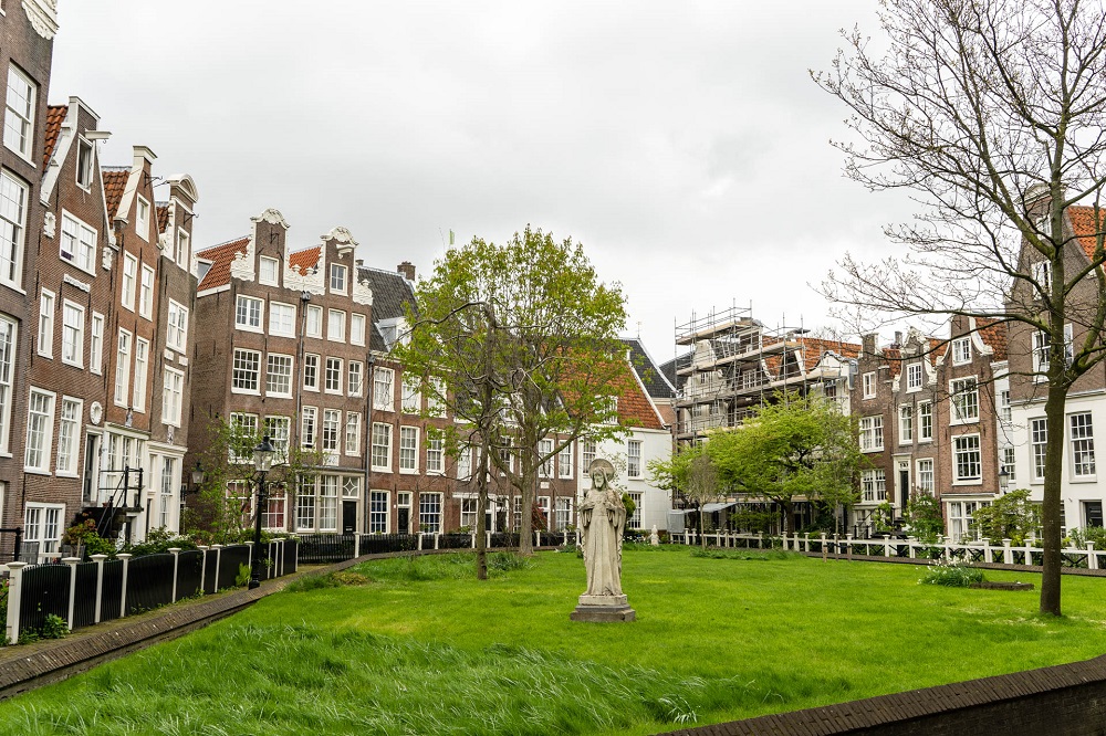 Het Begijnhofje met beeld te Amsterdam