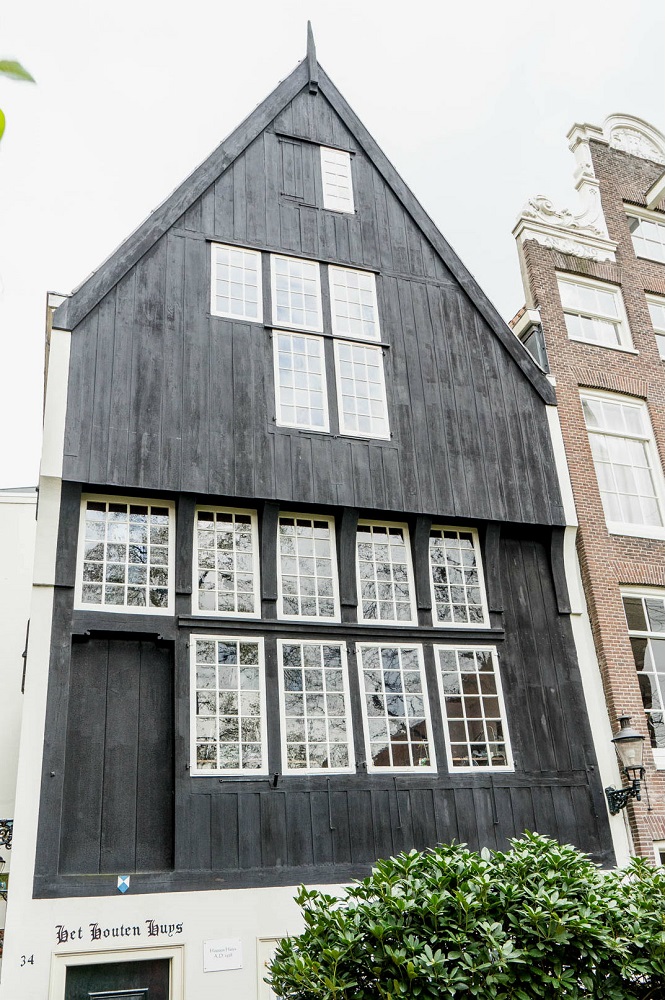 Een houten huis in het Begijnhofje te Amsterdam